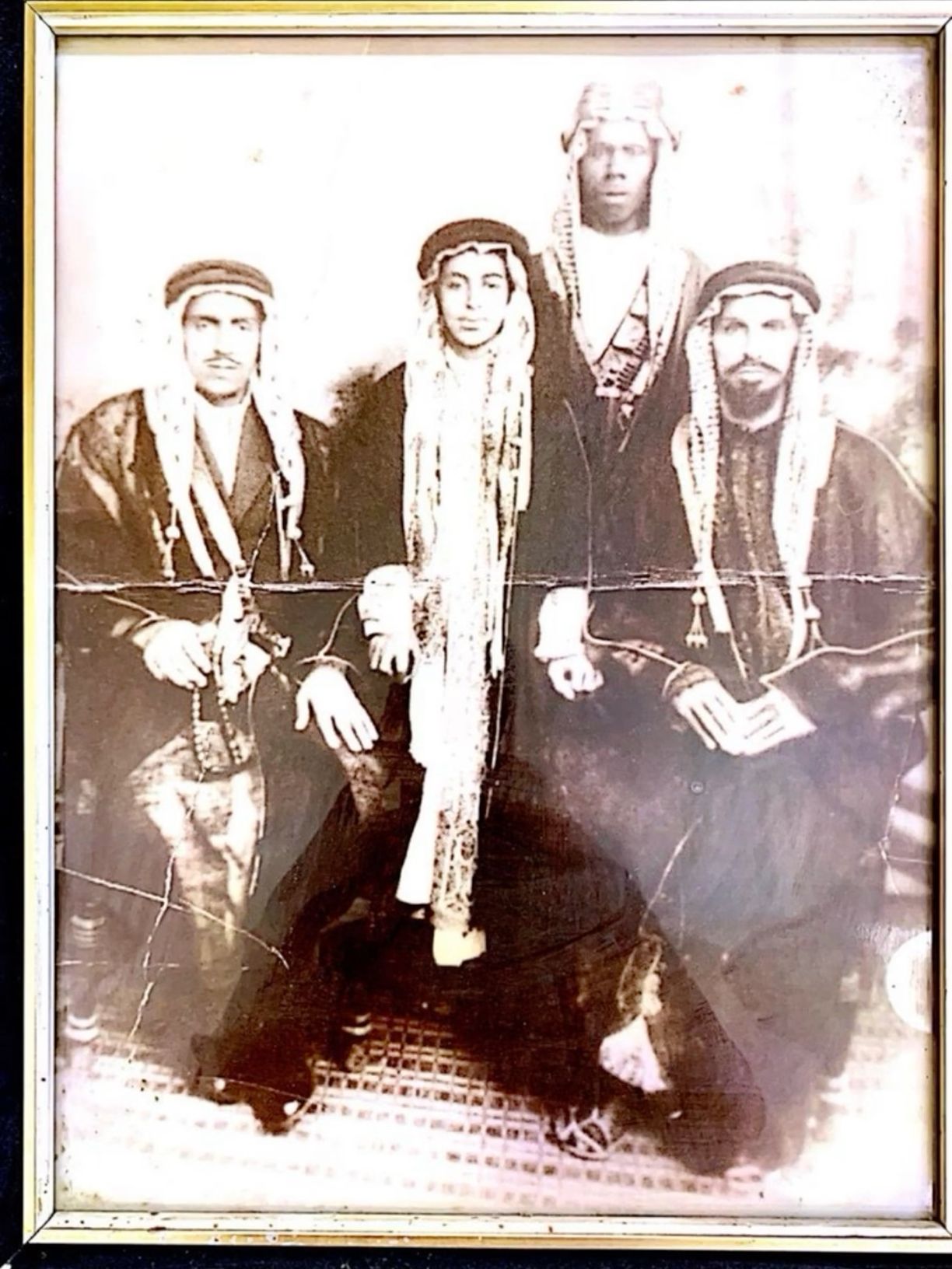 صورة عائلية قديمة تضم علي بن سرحان الرويس وابنه الشاعر حسين بن سرحان وعلي البسام بحسب تعريف الأسرة